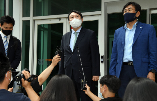 윤석열 전 검찰총장이 지난 5일 서울대 공학관 앞에서 문재인 정부의 탈원전 정책에 대한 비판을 주도해 온 주한규 서울대 원자핵공학과 교수와 면담한 뒤 취재진 질문에 답하고 있다. 국회사진기자단=연합뉴스